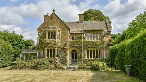 Gatwick Airport to Manor House